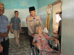 Senyum Senang Nenek Sonten Saat Diberi Bantuan Kursi Roda