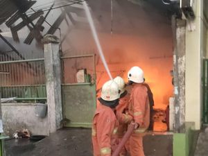 343 Kebakaran Terjadi di Surabaya Sejak Januari, Kerugian Capai Rp 15 M 343 Kebakaran Terjadi di Surabaya Sejak Januari, Kerugian Capai Rp 15 M