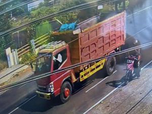 Truk Tabrak Motor di Mojokerto, Ibu dan Anak Tewas Truk Tabrak Motor di Mojokerto, Ibu dan Anak Tewas