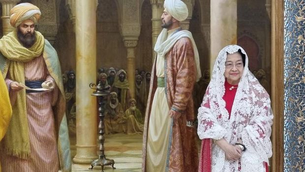 Ketum PDIP Megawati Soekarnoputri memakai kerudung putih milik ibundanya, Fatmawati, saat berziarah ke Makam Imam Al Bukhari di Samarkand, Uzbekistan