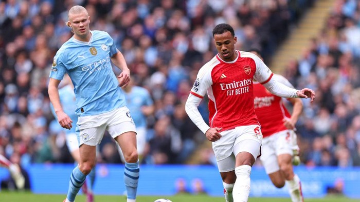 Man City vs Arsenal MANCHESTER, ENGLAND - MARCH 31: Erling Haaland of Manchester City and Gabriel Magalhaes of Arsenal during the Premier League match between Manchester City and Arsenal FC at Etihad Stadium on March 31, 2024 in Manchester, England.(Photo by Robbie Jay Barratt - AMA/Getty Images)