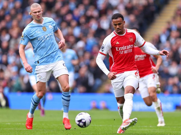 MANCHESTER, ENGLAND - MARCH 31: Erling Haaland of Manchester City and Gabriel Magalhaes of Arsenal during the Premier League match between Manchester City and Arsenal FC at Etihad Stadium on March 31, 2024 in Manchester, England.(Photo by Robbie Jay Barratt - AMA/Getty Images)