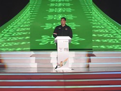 Kode Menpora Dito Pakai Jaket Olimpiade di Penutupan PON Aceh-Sumut