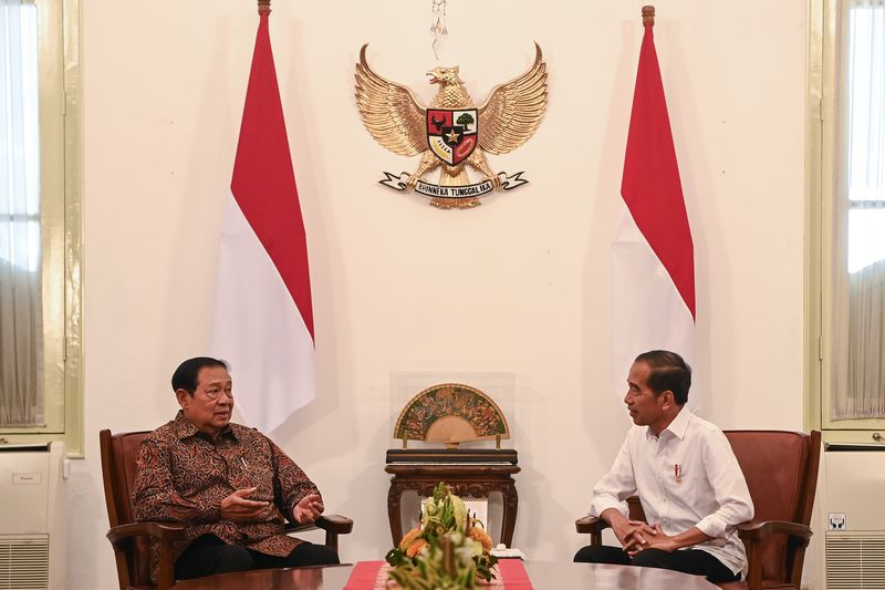 Presiden Joko Widodo (kanan) berbincang dengan Presiden ke-6 Susilo Bambang Yudhoyono saat melakukan pertemuan di Istana Merdeka, Jakarta, Sabtu (21/9/2024). ANTARA FOTO/Sigid Kurniawan/wpa/nym.