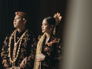 Foto: Uniknya Baju Resepsi Pernikahan Nino RAN, Ada Unsur Liverpool di Beskap Foto: Uniknya Baju Resepsi Pernikahan Nino RAN, Ada Unsur Liverpool di Beskap