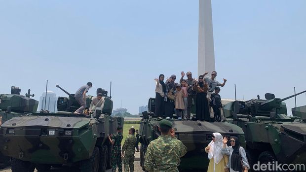 Pameran alutsista atau matra fair dalam rangkaian perayaan HUT ke-79 TNI mulai digelar hari ini di Monas Jakarta. Mobil tank TNI AD menjadi sasaran warga untuk berfoto. Foto: Mulia/detikcom