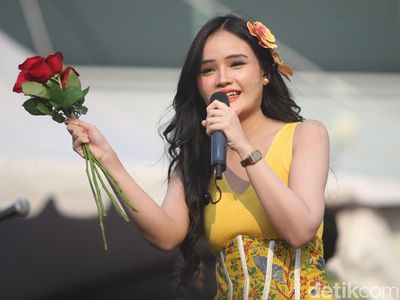 Penampilan Manis Fanny Soegi di Pestapora 2024