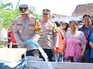 Warga Ngawi Mulai Dapat Pasokan Air Bersih Saat Puncak Musim Kemarau Warga Ngawi Mulai Dapat Pasokan Air Bersih Saat Puncak Musim Kemarau