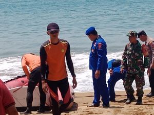 Nelayan Trenggalek Hilang Disapu Ombak Saat Cari Kerang di Tebing Karang Nelayan Trenggalek Hilang Disapu Ombak Saat Cari Kerang di Tebing Karang
