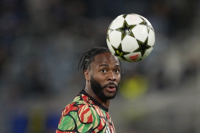 Arsenals Raheem Sterling warms up before the Champions League opening phase soccer match between Atalanta and Arsenal at the Bergamos stadium in Bergamo, Italy, Thursday, Sept. 19, 2024. (AP Photo/Antonio Calanni)