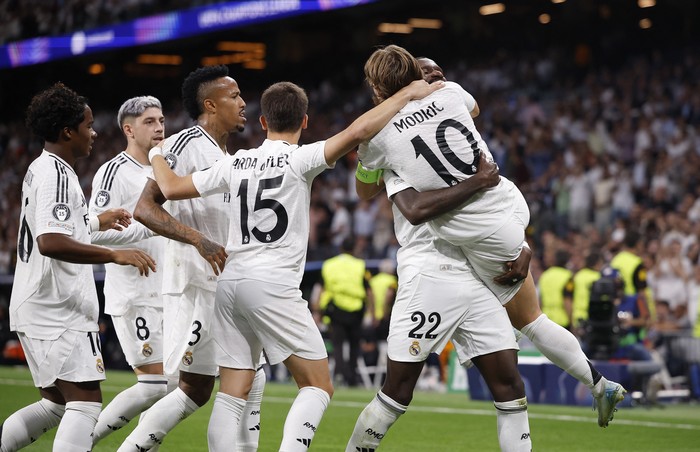 Soccer Football - Champions League - Real Madrid v VfB Stuttgart - Santiago Bernabeu, Madrid, Spain - September 17, 2024 Real Madrids Antonio Rudiger celebrates scoring their second goal with Luka Modric, Arda Guler, Eder Militao, Endrick and Federico Valverde REUTERS/Juan Medina