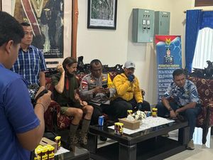 Prabowo Monitor Langsung Pembebasan Pilot Susi Air dari KKB Prabowo Monitor Langsung Pembebasan Pilot Susi Air dari KKB
