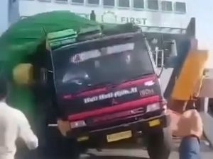 Detik-detik Truk Rem Blong Tabrak Mobil-Nyaris Jatuh ke Laut di Situbondo