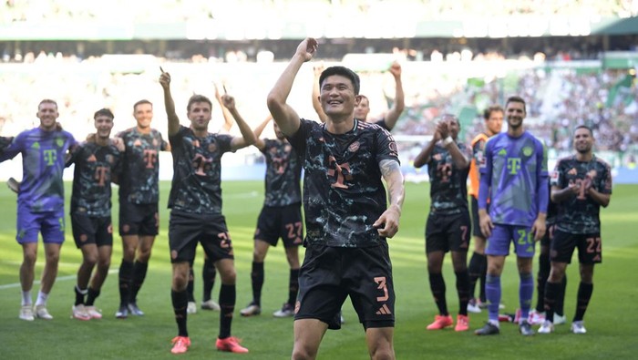 Soccer Football - Bundesliga - Werder Bremen v Bayern Munich - Weserstadion, Bremen, Germany - September 21, 2024 Bayern Munichs Kim Min-jae and teammates applauds fans and celebrate after the match REUTERS/Fabian Bimmer DFL REGULATIONS PROHIBIT ANY USE OF PHOTOGRAPHS AS IMAGE SEQUENCES AND/OR QUASI-VIDEO.