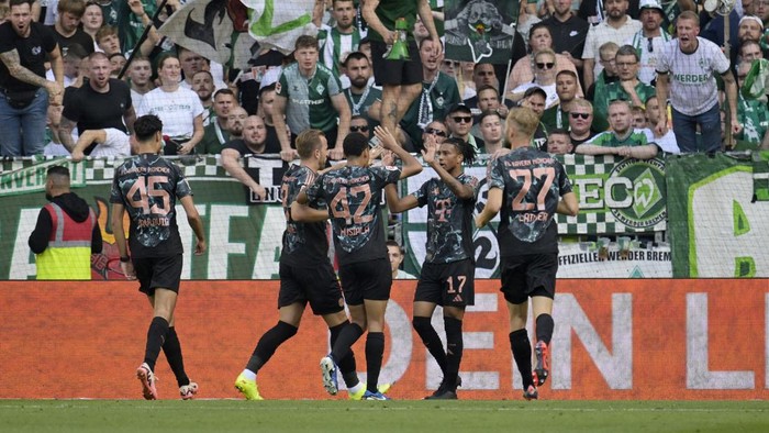 Soccer Football - Bundesliga - Werder Bremen v Bayern Munich - Weserstadion, Bremen, Germany - September 21, 2024 Bayern Munichs Michael Olise celebrates scoring their first goal with teammates REUTERS/Fabian Bimmer DFL REGULATIONS PROHIBIT ANY USE OF PHOTOGRAPHS AS IMAGE SEQUENCES AND/OR QUASI-VIDEO.