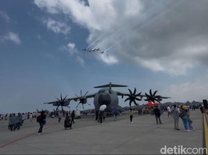 Antusias Pengunjung Asal Kalimantan dan Jimbaran Saksikan Bali Airshow 2024 Antusias Pengunjung Asal Kalimantan dan Jimbaran Saksikan Bali Airshow 2024