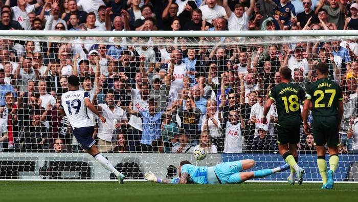 LONDON, ENGLAND - SEPTEMBER 21: Dominic Solanke of Tottenham Hotspur scores his teams first goal past Mark Flekken of Brentford during the Premier League match between Tottenham Hotspur FC and Brentford FC at Tottenham Hotspur Stadium on September 21, 2024 in London, England. (Photo by Marc Atkins/Getty Images)