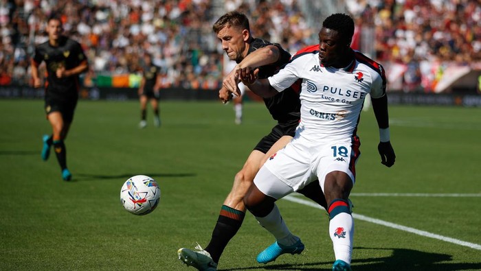 VENICE, ITALY - SEPTEMBER 21: Michael Svoboda of Venezia and Caleb Ekuban of Genoa in action during the Serie A match between Venezia and Genoa at Stadio Pier Luigi Penzo on September 21, 2024 in Venice, Italy. (Photo by Timothy Rogers/Getty Images)