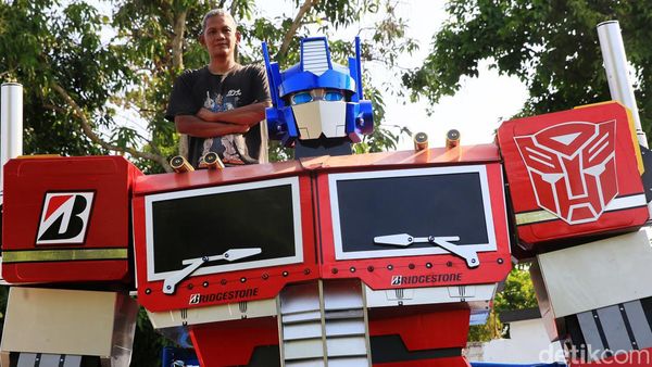 Aksi Kreatif Bikin Robot Gundam Raksasa Terkenal