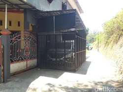 Heboh Jalan Umum Disulap Garasi Mobil Rangka Besi, Begini Aturannya