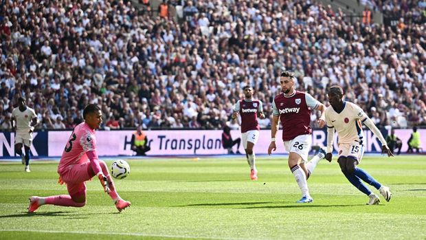 Soccer Football - Premier League - West Ham United v Chelsea - London Stadium, London, Britain - September 21, 2024 Chelsea's Nicolas Jackson scores their second goal past West Ham United's Alphonse Areola REUTERS/Dylan Martinez EDITORIAL USE ONLY. NO USE WITH UNAUTHORIZED AUDIO, VIDEO, DATA, FIXTURE LISTS, CLUB/LEAGUE LOGOS OR 'LIVE' SERVICES. ONLINE IN-MATCH USE LIMITED TO 120 IMAGES, NO VIDEO EMULATION. NO USE IN BETTING, GAMES OR SINGLE CLUB/LEAGUE/PLAYER PUBLICATIONS. PLEASE CONTACT YOUR ACCOUNT REPRESENTATIVE FOR FURTHER DETAILS..