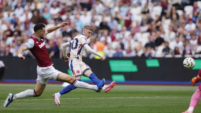 Soccer Football - Premier League - West Ham United v Chelsea - London Stadium, London, Britain - September 21, 2024 Chelseas Cole Palmer scores their third goal Action Images via Reuters/Andrew Couldridge EDITORIAL USE ONLY. NO USE WITH UNAUTHORIZED AUDIO, VIDEO, DATA, FIXTURE LISTS, CLUB/LEAGUE LOGOS OR LIVE SERVICES. ONLINE IN-MATCH USE LIMITED TO 120 IMAGES, NO VIDEO EMULATION. NO USE IN BETTING, GAMES OR SINGLE CLUB/LEAGUE/PLAYER PUBLICATIONS. PLEASE CONTACT YOUR ACCOUNT REPRESENTATIVE FOR FURTHER DETAILS..