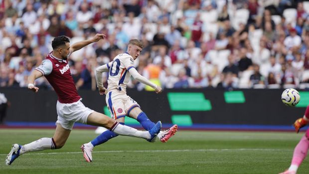 Soccer Football - Premier League - West Ham United v Chelsea - London Stadium, London, Britain - September 21, 2024 Chelsea's Cole Palmer scores their third goal Action Images via Reuters/Andrew Couldridge EDITORIAL USE ONLY. NO USE WITH UNAUTHORIZED AUDIO, VIDEO, DATA, FIXTURE LISTS, CLUB/LEAGUE LOGOS OR 'LIVE' SERVICES. ONLINE IN-MATCH USE LIMITED TO 120 IMAGES, NO VIDEO EMULATION. NO USE IN BETTING, GAMES OR SINGLE CLUB/LEAGUE/PLAYER PUBLICATIONS. PLEASE CONTACT YOUR ACCOUNT REPRESENTATIVE FOR FURTHER DETAILS..