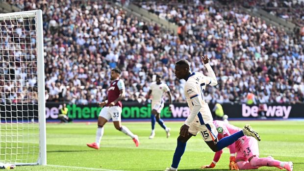 Soccer Football - Premier League - West Ham United v Chelsea - London Stadium, London, Britain - September 21, 2024 Chelsea's Nicolas Jackson scores their first goal REUTERS/Dylan Martinez EDITORIAL USE ONLY. NO USE WITH UNAUTHORIZED AUDIO, VIDEO, DATA, FIXTURE LISTS, CLUB/LEAGUE LOGOS OR 'LIVE' SERVICES. ONLINE IN-MATCH USE LIMITED TO 120 IMAGES, NO VIDEO EMULATION. NO USE IN BETTING, GAMES OR SINGLE CLUB/LEAGUE/PLAYER PUBLICATIONS. PLEASE CONTACT YOUR ACCOUNT REPRESENTATIVE FOR FURTHER DETAILS..