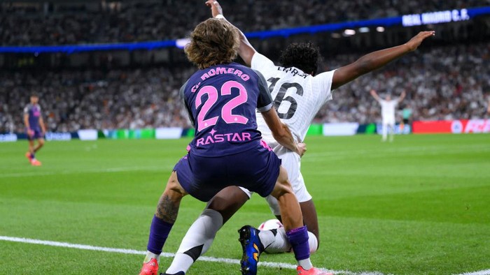 MADRID, SPAIN - SEPTEMBER 21: Carlos Romero of RCD Espanyol challenges Endrick of Real Madrid during the LaLiga match between Real Madrid CF and RCD Espanyol de Barcelona  at Estadio Santiago Bernabeu on September 21, 2024 in Madrid, Spain. (Photo by David Ramos/Getty Images)