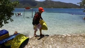 Aksi Bersih-bersih Sampah di Hari Pantai Sedunia