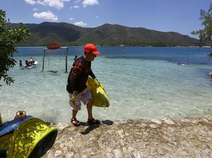 Aksi Bersih-bersih Sampah di Hari Pantai Sedunia