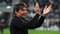 Antonio Conte yang kini melatih Napoli juga dilirik AC Milan. Pelatih bertangan besi itu punya pengalaman juara di banyak klub, terakhir membawa Inter Milan scudetto musim 2020/2021. (Foto: Getty Images/Image Photo Agency)