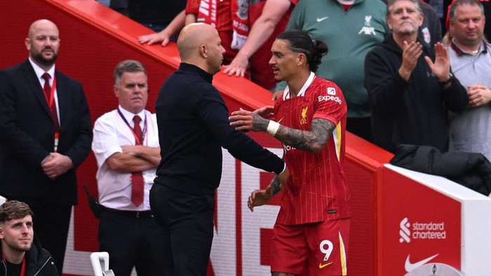 LIVERPOOL, ENGLAND - SEPTEMBER 21: (THE SUN OUT, THE SUN ON SUNDAY OUT) Darwin Nunez of Liverpool and Arne Slot head coach of Liverpool during the Premier League match between Liverpool FC and AFC Bournemouth at Anfield on September 21, 2024 in Liverpool, England. (Photo by Andrew Powell/Liverpool FC via Getty Images)