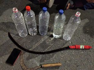 Polisi Gerebek 8 Orang Pesta Miras di Semarang, Temukan Ciu dan Celurit