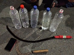 Polisi Gerebek 8 Orang Pesta Miras di Semarang, Temukan Ciu dan Celurit