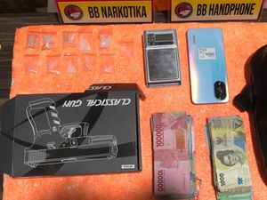 Kades Merangkap Bandar Narkoba di Inhil Ditangkap, Sabu-Soft Gun Disita Kades Merangkap Bandar Narkoba di Inhil Ditangkap, Sabu-Soft Gun Disita