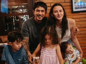 Alasan Dahlia Poland Urus 3 Anak Tanpa Pengasuh Alasan Dahlia Poland Urus 3 Anak Tanpa Pengasuh