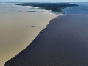 Fenomena Dua Sungai Beda Warna Bertemu Fenomena Dua Sungai Beda Warna Bertemu