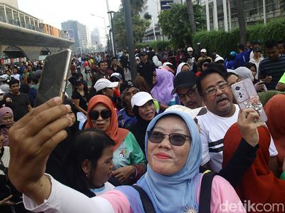 Hadiri CFD, Rano Karno Diserbu Emak-emak