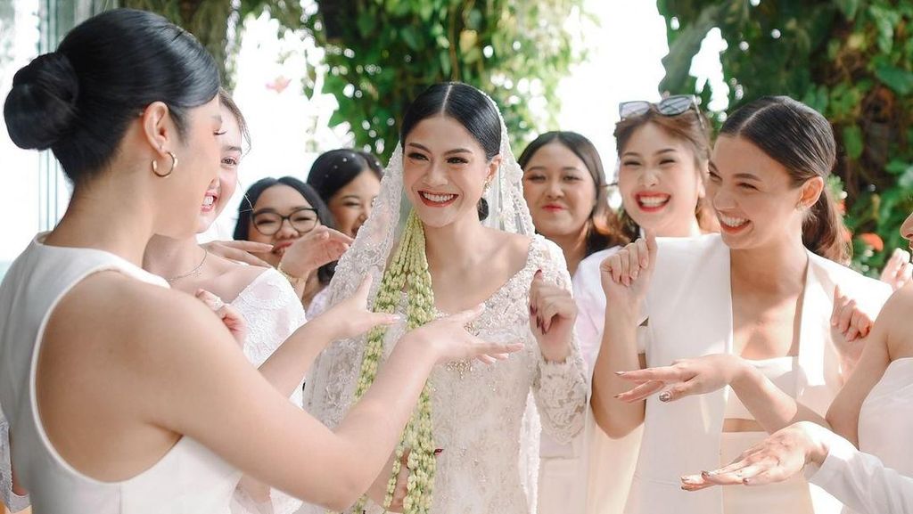 Potret Hana Saraswati Menikah dengan Justin Harijawan, Serba Putih Saat Akad Potret Hana Saraswati Menikah dengan Justin Harijawan, Serba Putih Saat Akad