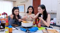 Hana Saraswati Ditantang Masak Nasi Gila Bareng Sahabatnya