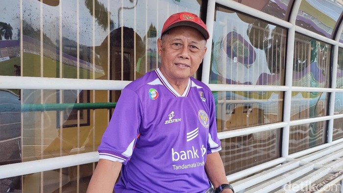 Herry Kiswanto, Pelatih Kepala PSGC Ciamis yang gres untuk mengarungi Liga 3 demam isu 2024/2025. Herry Kiswanto, Pelatih Kepala PSGC Ciamis yang gres untuk mengarungi Liga 3 demam isu 2024/2025.