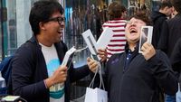 Senyum Semringah Menyambut iPhone 16 di Apple Store