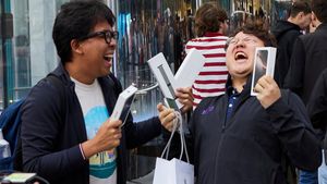 Senyum Semringah Menyambut iPhone 16 di Apple Store