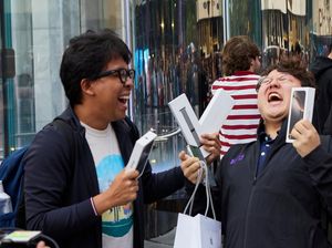 Senyum Semringah Menyambut iPhone 16 di Apple Store