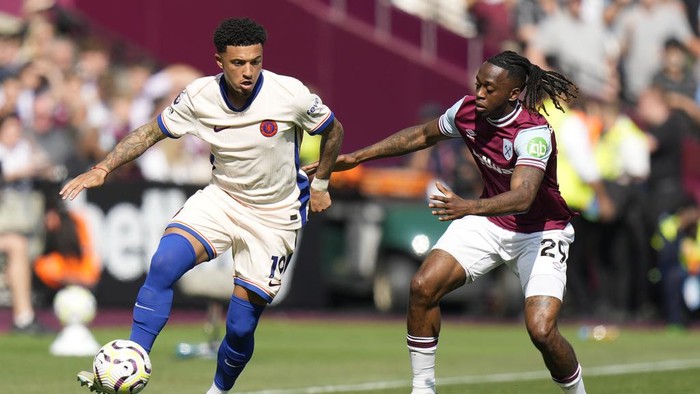 Chelseas Jadon Sancho, left, and West Hams Aaron Wan-Bissaka fight for the ball during the English Premier League soccer match between West Ham United and Chelsea at the London stadium in London, Saturday, Sept. 21, 2024. (AP Photo/Alastair Grant)