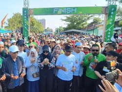 Tumpah Ruah Warga Ramaikan Jalan Sehat LYVU di Rembang