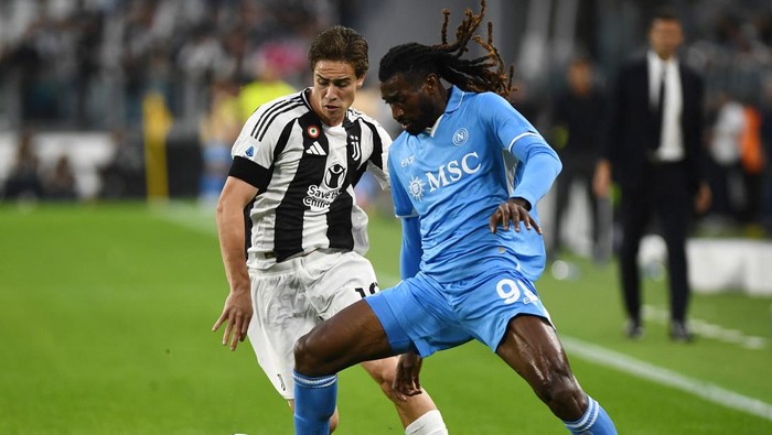 Soccer Football - Serie A - Juventus v Napoli - Allianz Stadium, Turin, Italy - September 21, 2024 Juventus Kenan Yildiz in action with Napolis Frank Anguissa REUTERS/Massimo Pinca
