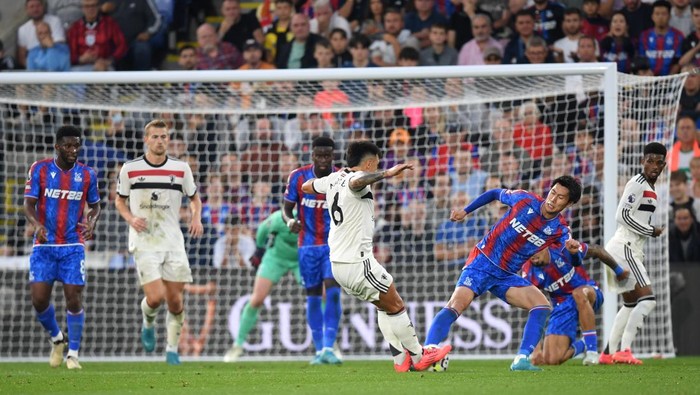 LONDON, ENGLAND - SEPTEMBER 21: Daichi Kamada of Crystal Palace is challenged by Lisandro Martinez of Manchester United  during the Premier League match between Crystal Palace FC and Manchester United FC at Selhurst Park on September 21, 2024 in London, England. (Photo by Harriet Lander/Getty Images)