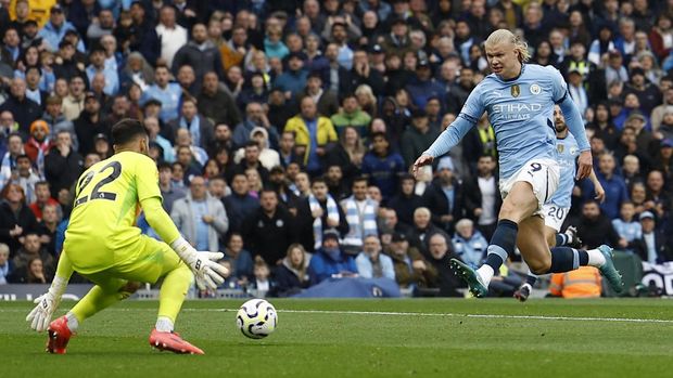 Soccer Football - Premier League - Manchester City v Arsenal - Etihad Stadium, Manchester, Britain - September 22, 2024 Manchester City's Erling Haaland scores their first goal past Arsenal's David Raya Action Images via Reuters/Jason Cairnduff EDITORIAL USE ONLY. NO USE WITH UNAUTHORIZED AUDIO, VIDEO, DATA, FIXTURE LISTS, CLUB/LEAGUE LOGOS OR 'LIVE' SERVICES. ONLINE IN-MATCH USE LIMITED TO 120 IMAGES, NO VIDEO EMULATION. NO USE IN BETTING, GAMES OR SINGLE CLUB/LEAGUE/PLAYER PUBLICATIONS. PLEASE CONTACT YOUR ACCOUNT REPRESENTATIVE FOR FURTHER DETAILS..